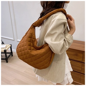 Vue détaillée du sac cabas matelassé marron montrant la texture nylon et le design spacieux