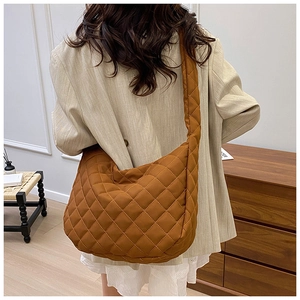 Détail de vue arrière du sac cabas matelassé marron avec large bandoulière rembourrée