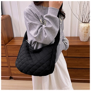 Gros plan du sac cabas matelassé noir à grande capacité et texture en nylon souple