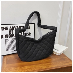 Détail du sac hobo matelassé noir avec surpiqûres losanges et fermeture éclair argentée