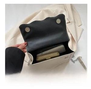 Innenansicht der cremefarbenen Kunstledertasche mit Platz für Smartphone und Geldbörse