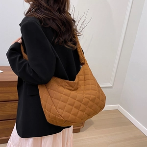 Grand sac à bandoulière matelassé marron caramel avec motif losanges et style décontracté