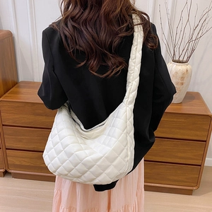 Grand sac fourre-tout hobo blanc matelassé à motif de losanges et bandoulière spacieuse