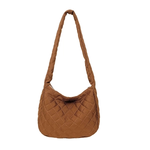 Sac nuage matelassé marron avec finition brillante et bandoulière réglable