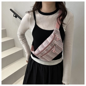 Detailansicht der rosa-grau gestreiften Canvas-Brusttasche mit Doppelreißverschluss