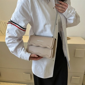 Minimalistische Umhängetasche für Damen mit Wellenmuster in Beige aus PU-Leder und Silberkette