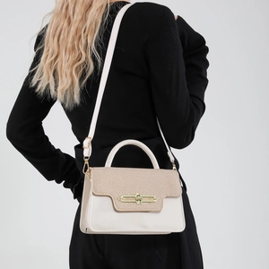 Sac bandoulière élégant en cuir crème avec empiècement paille et fermoir doré chic