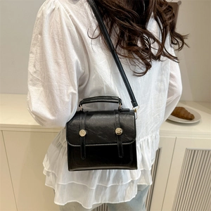 Sac bandoulière minimaliste en similicuir noir avec boutons dorés vintage et poignée