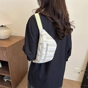 Gestreifte Nylon-Brusttasche für Damen mit buntem Muster und breitem Schultergurt