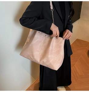 Detail of pink retro tote bag with marble textured leather and chain shoulder strap