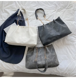 Trois grands sacs cabas mats en blanc noir et gris avec des anses en chaîne chic