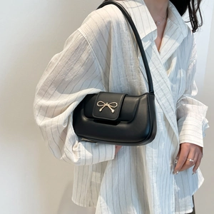 Sac sous le bras élégant en cuir noir pour femme avec un nœud métallique doré chic