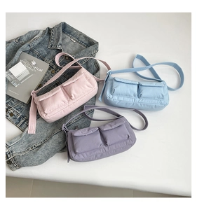 Flache Ansicht farbenfroher Nylon-Umhängetaschen mit zwei vorderen Klapptaschen