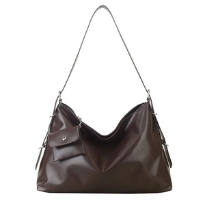 Große dunkelbraune Tote-Tasche aus weichem PU-Leder mit passender kleiner Tasche und Kette