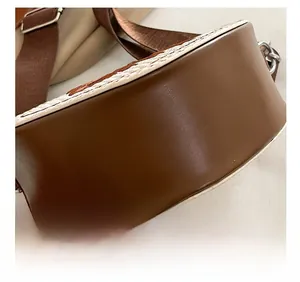 Détail du sac en cuir PU marron montrant les coutures précises et la texture tressée