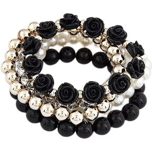 Bracciale multistrato bohémien con rosa nera, perline dorate e perle finte