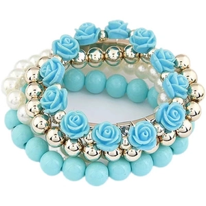 Set di bracciali elastici multistrato con rose blu, perle dorate e perle bianche