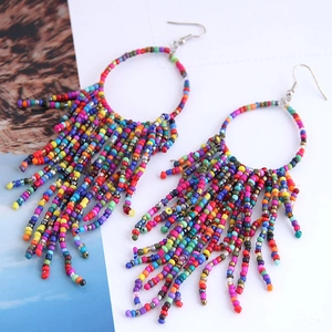 Detailaufnahme bunter Boho-Perlenohrringe mit Quasten, Metallhaken und kreisförmigem Rahmen