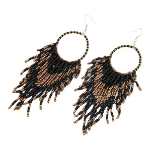 Boho-Stil Perlenohrringe mit schwarzen und bronzenen Perlenquasten auf weißem Grund