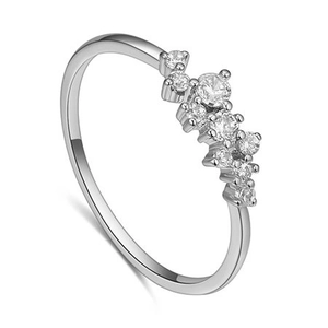 Gros plan détaillé d'une bague en argent sterling pour femme avec grappes de zircone cubique
