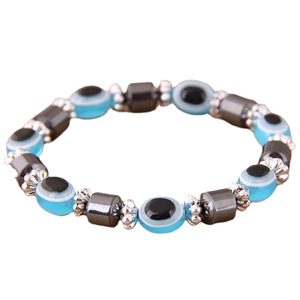 Bracciale turco malocchio con perline blu e cilindri di ematite su sfondo bianco neutro