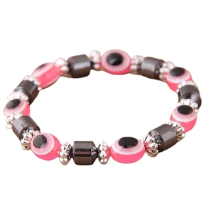 Bracciale di perle occhio del male rosa con pietre magnetiche grigie e dettagli argento