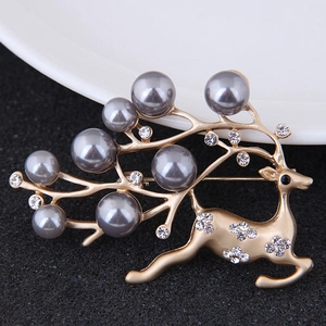 Élégante broche renne dorée avec perles grises et cristaux pour femmes