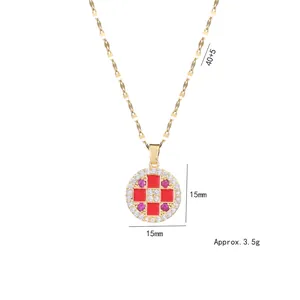 Collier en or avec pendentif géométrique en zircon rouge et dimensions précises