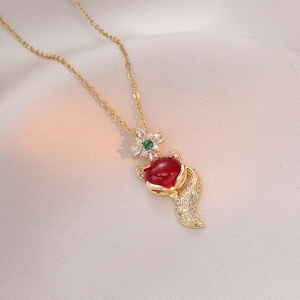 Collier renard chic avec pierre rouge et zircons blancs sur une chaîne dorée fine