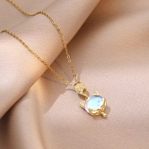 Collier doré tendance avec pendentif renard scintillant et détails en pierre de lune