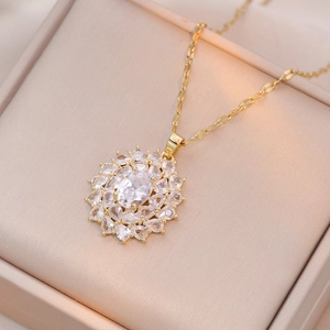 Collier fleur doré élégant avec zircon ovale sur un présentoir en velours luxe