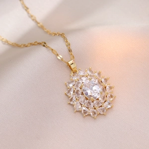 Collier fleur en zircons scintillants doré sur fond en soie de couleur champagne