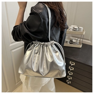 Sac seau argenté à cordon avec détail de nœud porté à l'épaule pour femme
