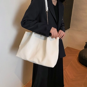 Minimalistische große weiße PU-Leder Einkaufstasche mit goldener Kette am Modell
