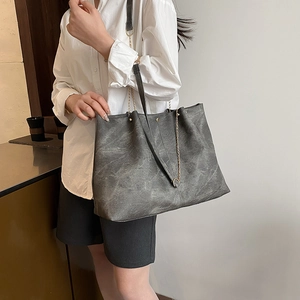 Grand sac cabas rétro en cuir souple gris avec texture marbrée et bandoulière