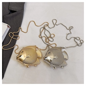 Détails des pochettes de soirée en forme de poisson dorées et argentées à texture écaille