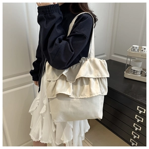 Detail van gebroken witte canvas tas met ruches voor een elegante Koreaanse uitstraling