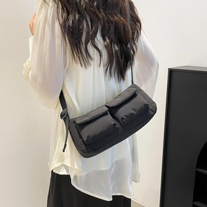 Wasserdichte schwarze Nylon-Umhängetasche mit zwei Fronttaschen und verstellbarem Gurt