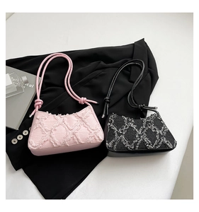 Dettagli di borse a tracolla in denim rosa e nero con texture trapuntata e spalline annodate