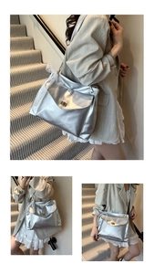 Silberne Metallic-Tasche mit goldenem Drehverschluss und weißem Spitzen-Detail am Gurt