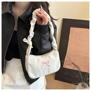 Borsa a spalla bianca con ricamo a fiocco rosa e tracolla con dettagli arricciati