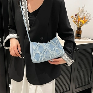 Borsa a tracolla in denim trapuntato azzurro con texture sfrangiata e tracolla sottile
