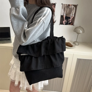 Zwarte canvas draagtas met ruches voor dames met grote capaciteit in een lifestyle setting