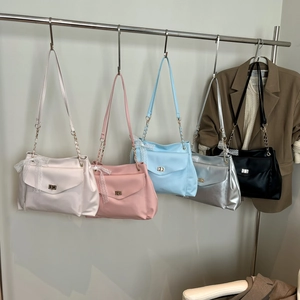 Cinq sacs à bandoulière chaîne élégants pour femmes en couleurs variées sur support