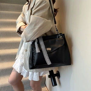 Sac fourre-tout noir avec dentelle blanche et noeud pour femmes élégantes