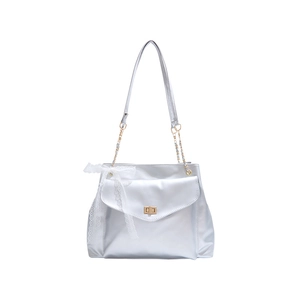 Sac à chaîne argenté métallisé avec nœud en dentelle blanche et fermoir métallique