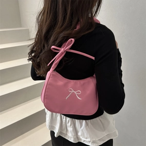 Borsa a spalla rosa stile francese con ricamo a fiocco bianco e tracolla plissettata
