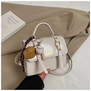 Minibolso bandolera blanco crema en cuero sintético brillante con adornos de béisbol