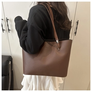 Sac cabas en cuir marron avec imprimé FASHION minimaliste et fines bandoulières