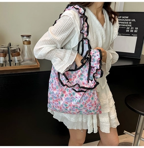 Borsa shopping pieghevole con stampa floreale, bordi a balze e motivi rosa
